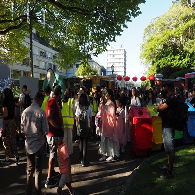 Food trucks overwhelmed with queues